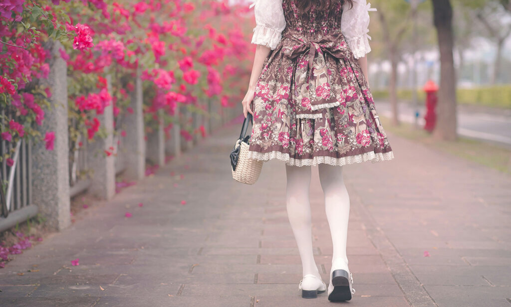 可愛い服を着た後ろ姿の女性